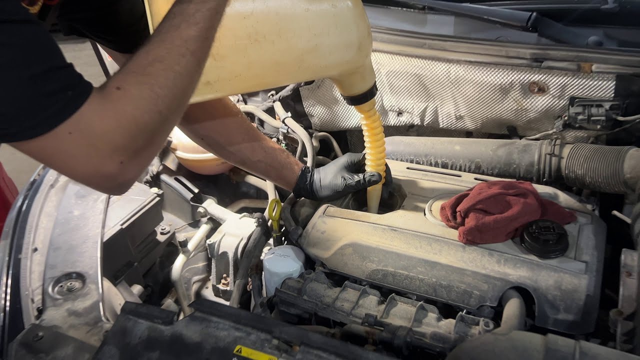 Замена масла и сброс индикатора Volkswagen Tiguan 2.0L 2014 года