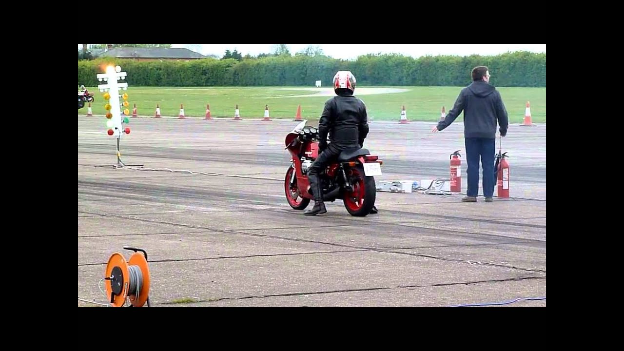 John Benham's incredibly quick Moto Guzzi Le Mans at North Weald 2010