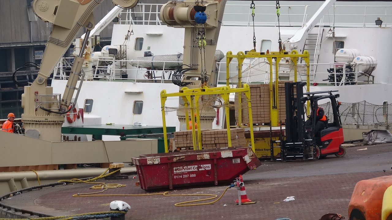 SCH 6 ALIDA Vangst lossen met de vaste kranen. scheveningen 2-12-2020