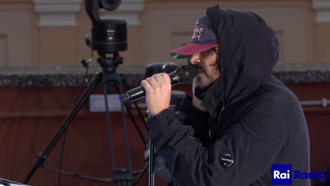 Calcutta canta GIRO CON TE sul tetto di Radio Rai in via Asiago - Roma 20 ottobre 2023