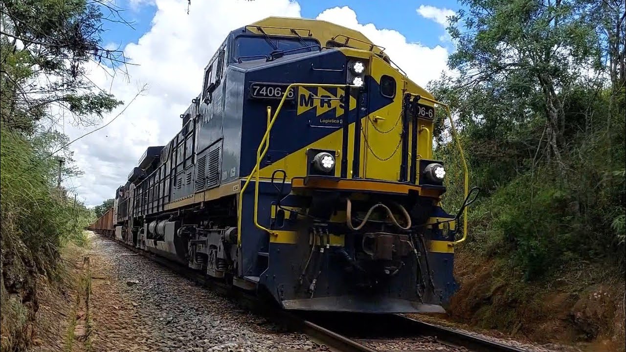 Trem entrando no Túnel