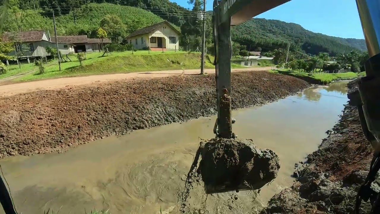terminando limpeza de vala