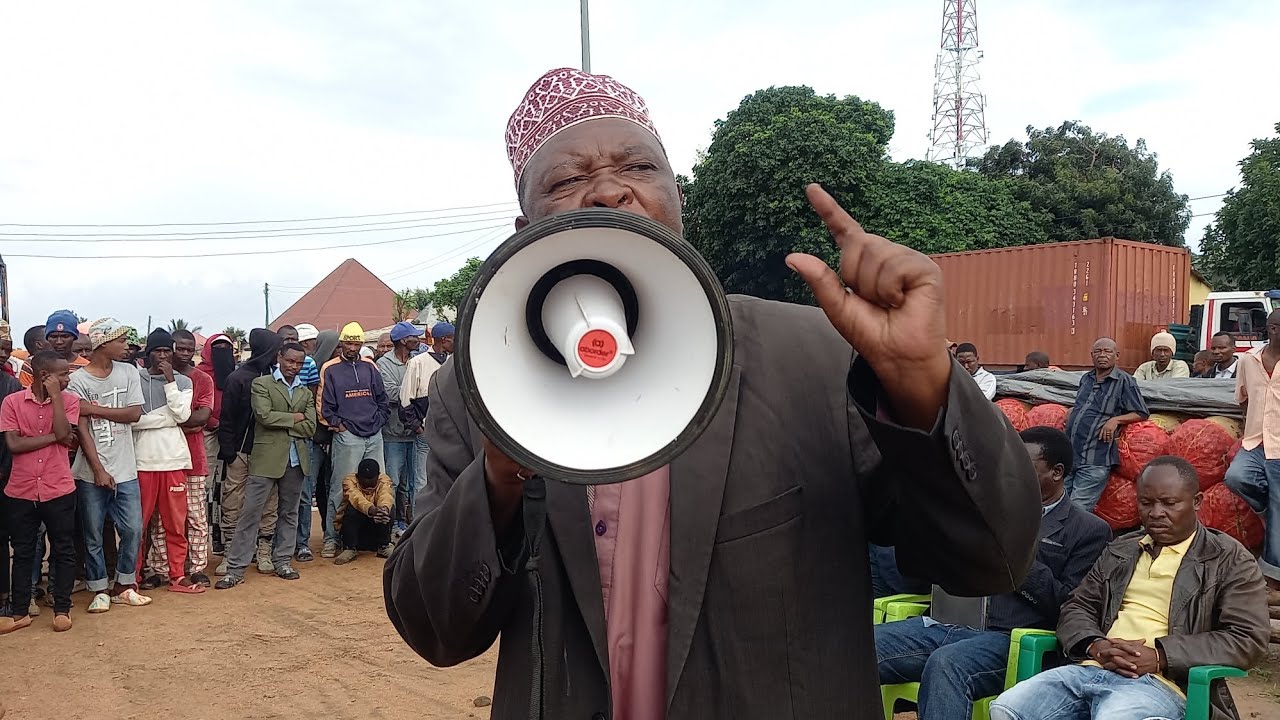 WAFANYABIASHARA WA VITUNGUU TOKA NJE KERO KWA WAKULIMA NA WANUNUZI WA NDANI-SOKO KUU SINGIDA.