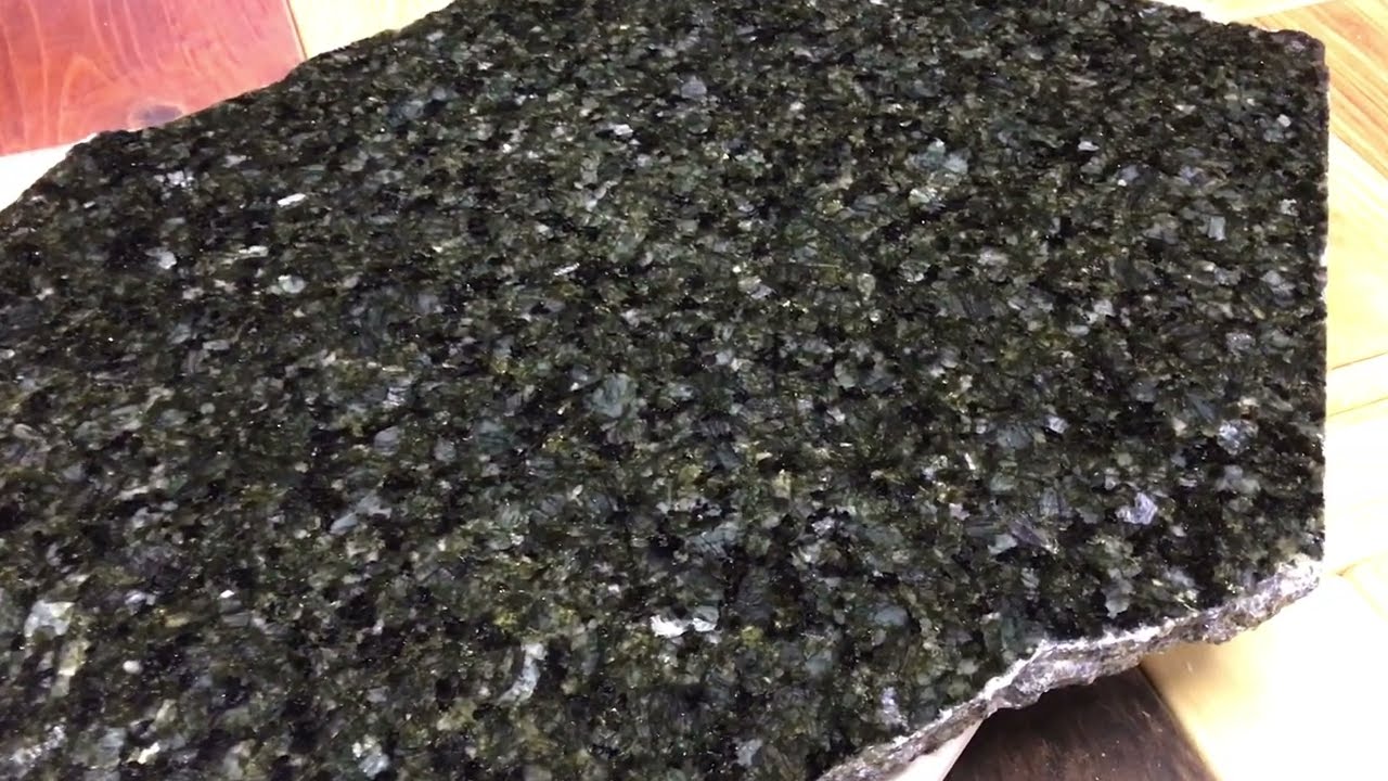 Столешница из гранита Ubatuba... Крупный план, цвета и освещение.