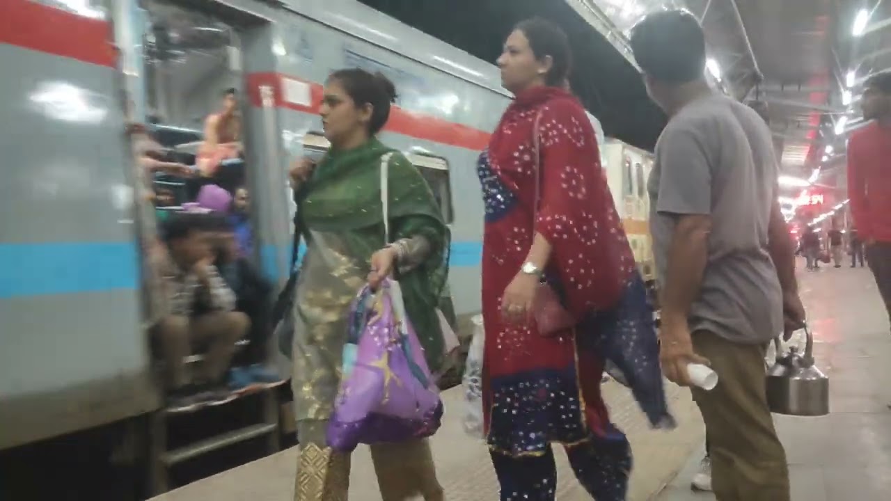 delhi railway station.live