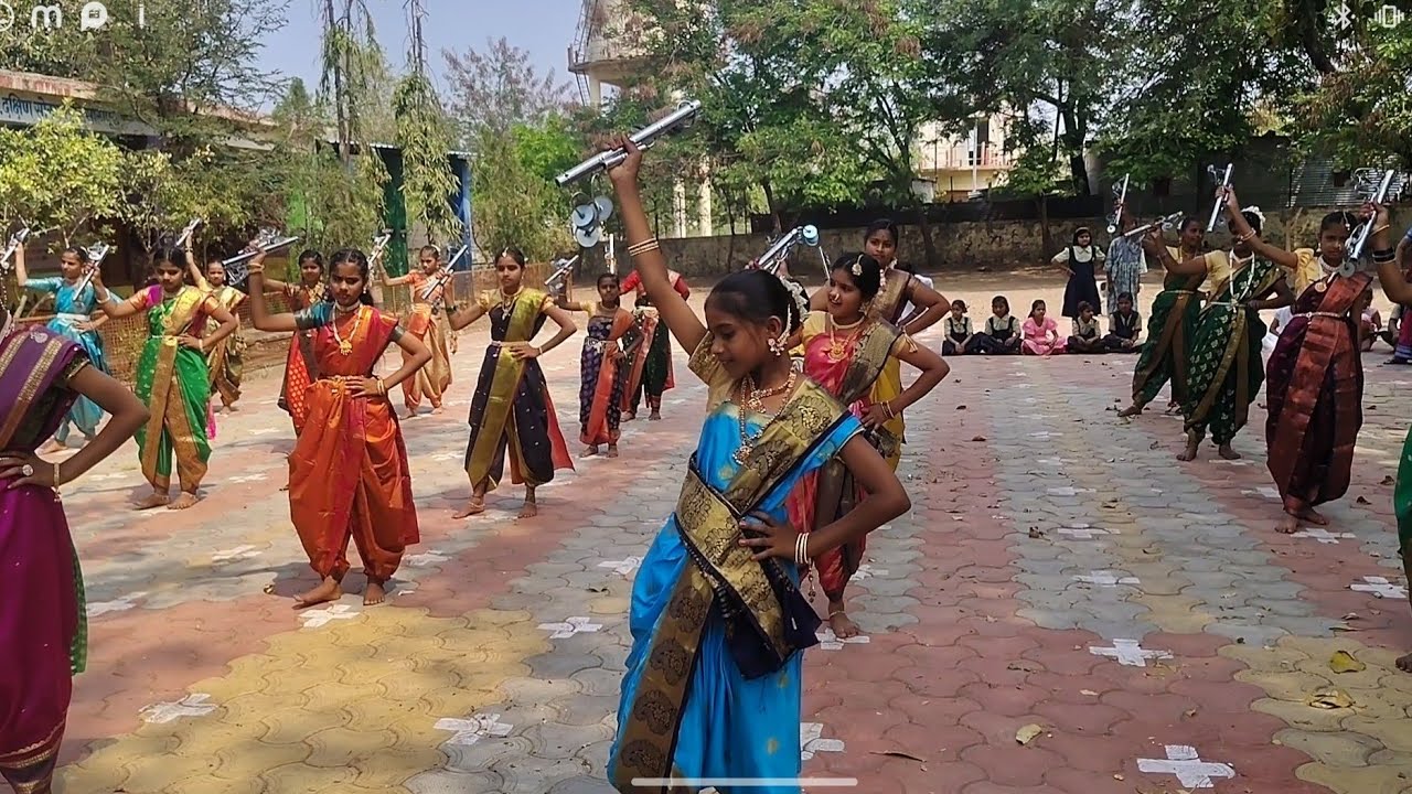 जि.प.शाळा,सादेपूर महिला दिनानिमित्त लेझीम नृत्य सादर करताना विद्यार्थिनी १०/३/२०२६