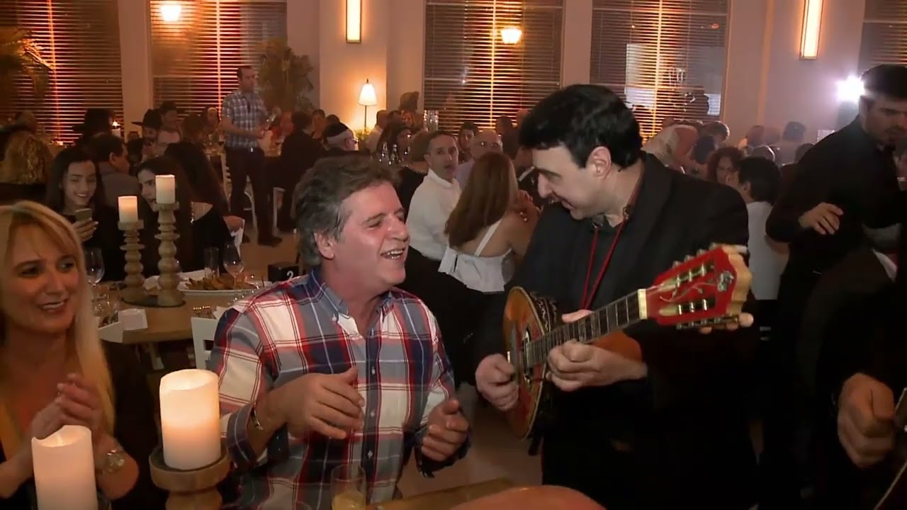 אריס ולהקתו כשאת איתו אייל גולן באירוע מנה ראשונה בין השולחנות עושים שמח