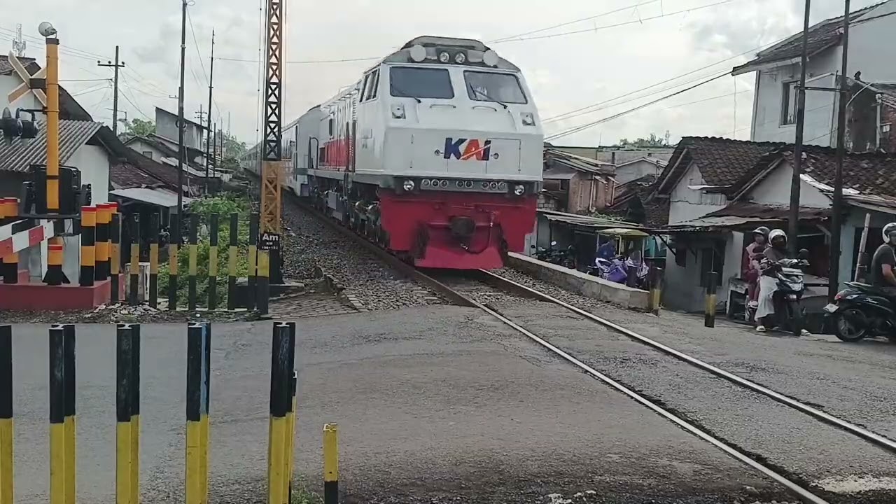 Keberangkatan kereta api Ranggajati,logawa, Sri Tanjung # Jpl 151 #