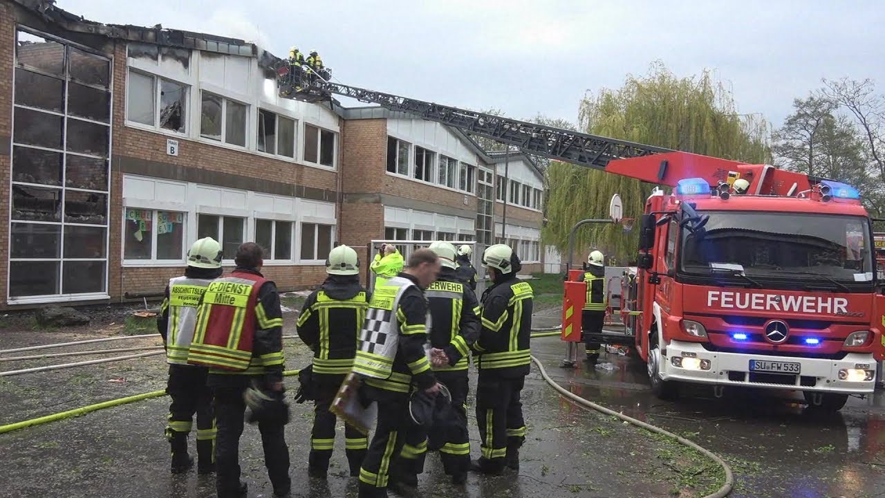 Großbrand in Gesamtschule Hennef-West - 15-jähriger festgenommen am 15.04.18 + O-Ton