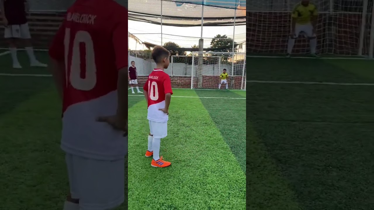 Ni&ntilde;o messi cobrando penales⚽️🔥 Ser&aacute; un crack #football #shorts