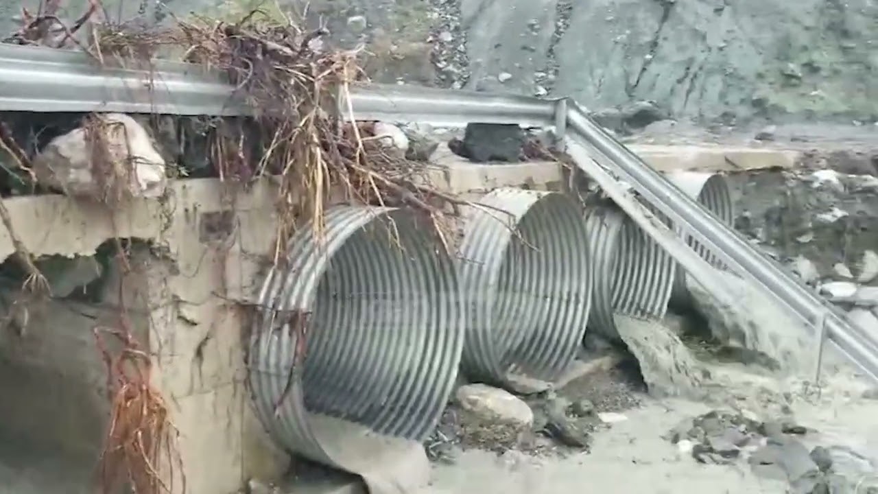 Dëmtohet ura e fshatit Panarit në Korçë