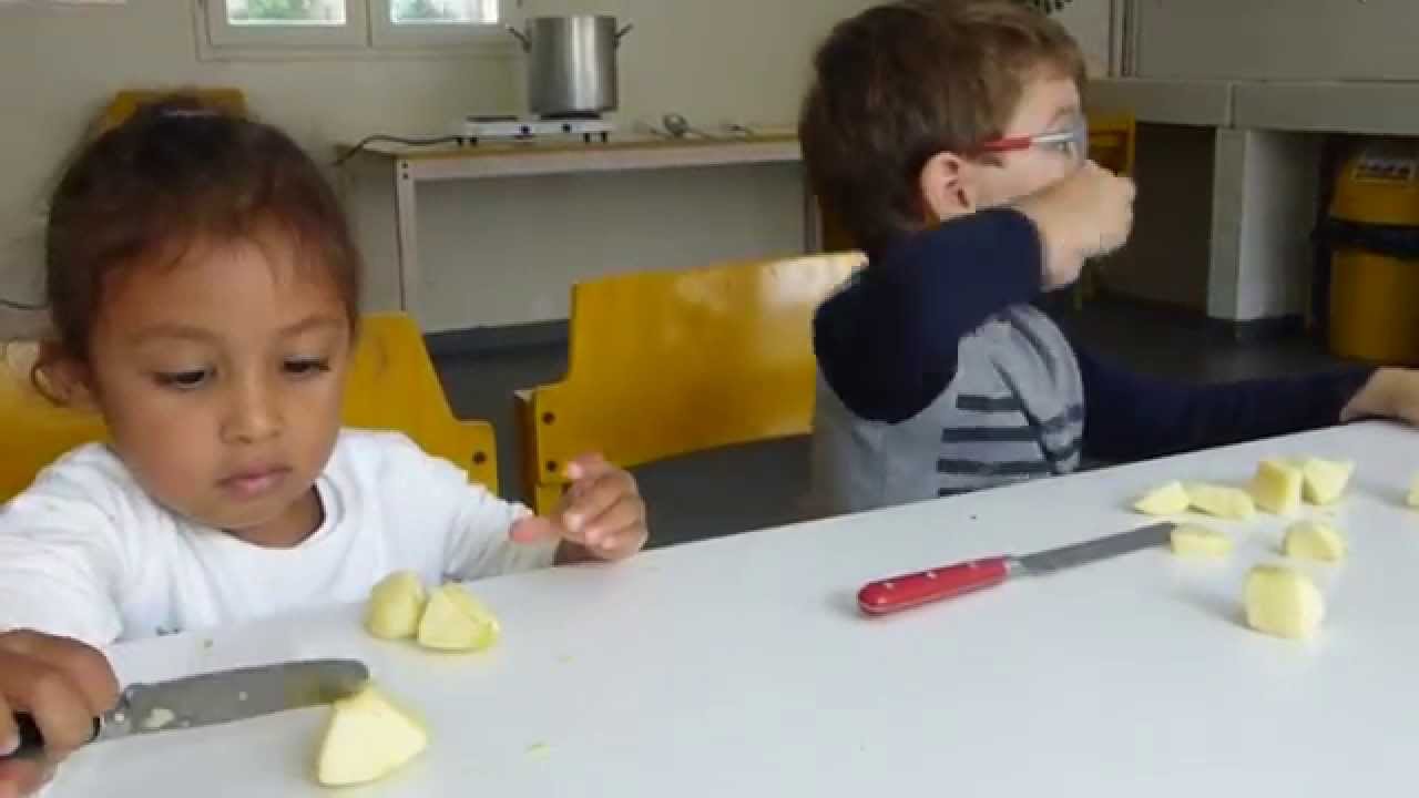D&eacute;couper des pommes (atelier Montessori de vie pratique)