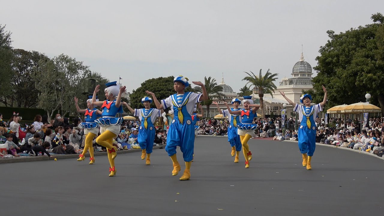 クワッキーセレブレーション★ドナルド・ザ・レジェンド！4/8　ダンサーさん多め