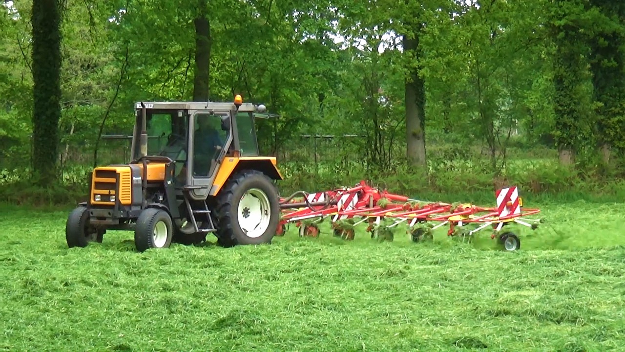 Renault tedding silage