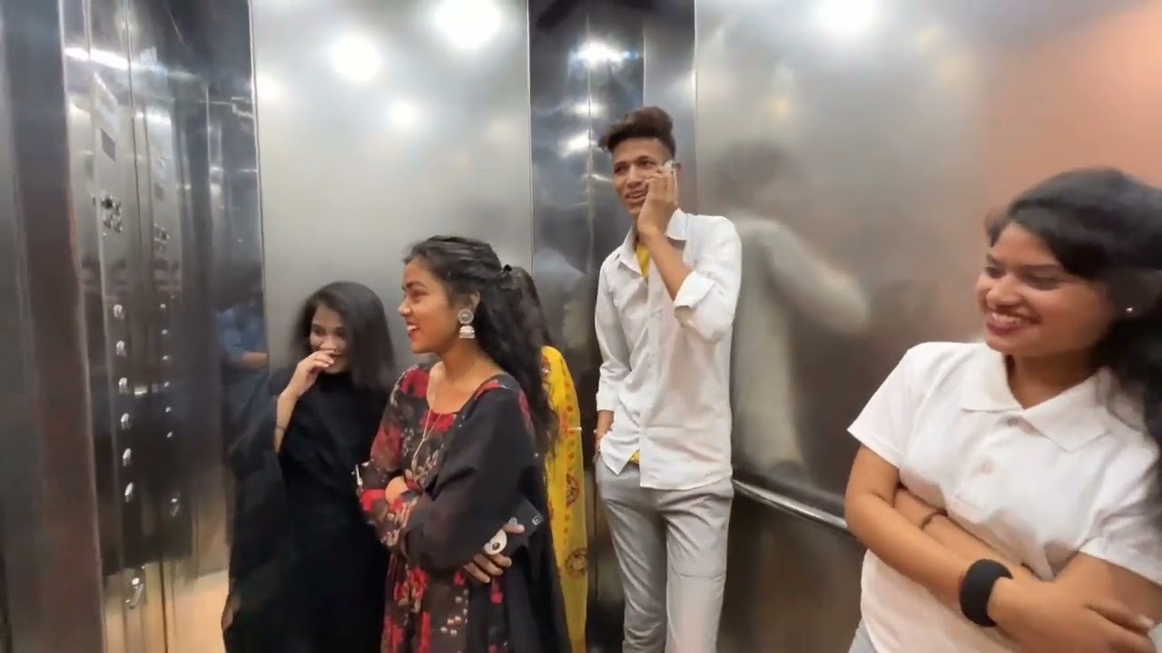 देख लो मेरा iPhone 😂 || comedy lift prank 😁 || Squad Sachin ||