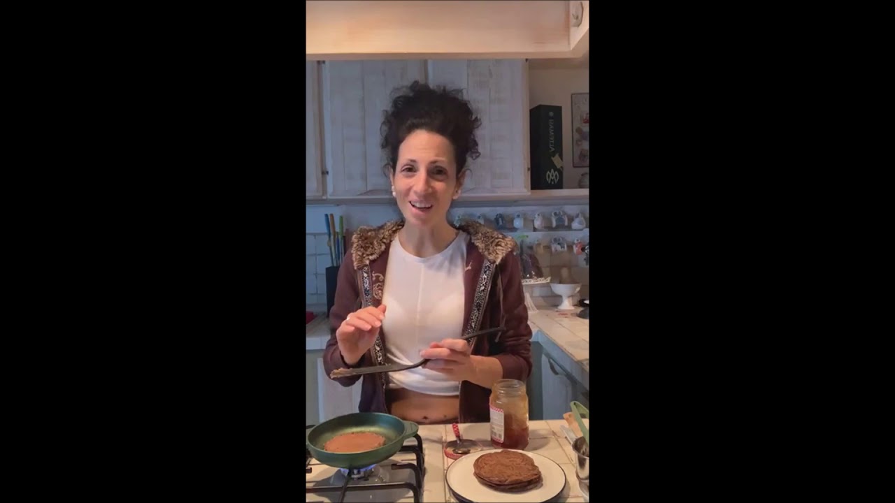 Pancake proteici vegani al cacao per una Sacher fit veloce e deliziosa!