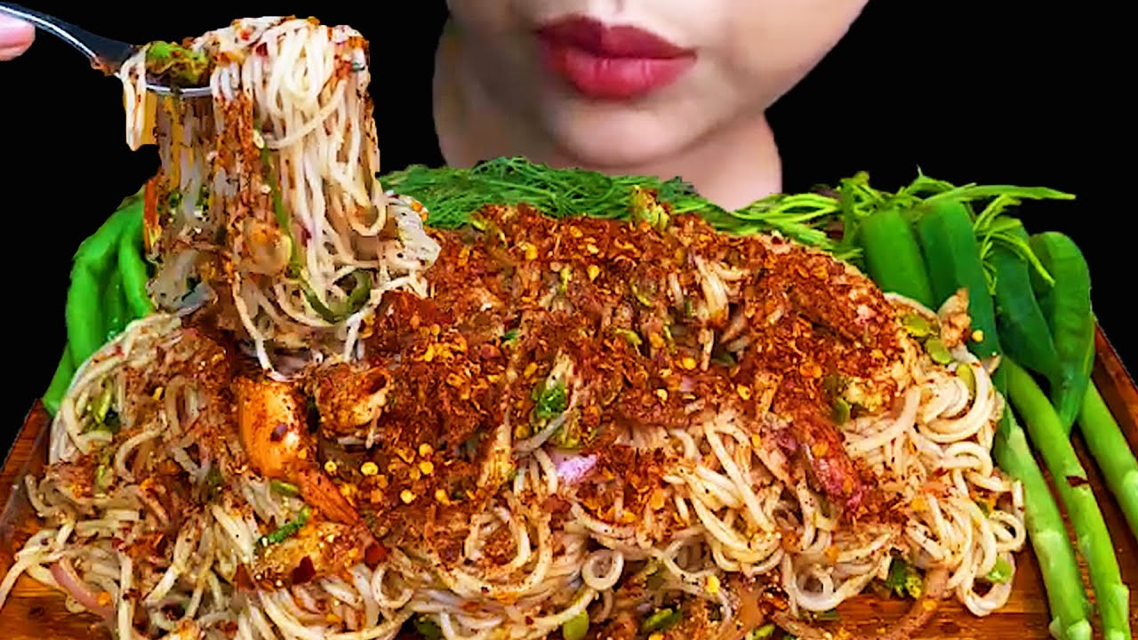 Eating Spicy Thai Food||Spicy Rice Noodles Salad