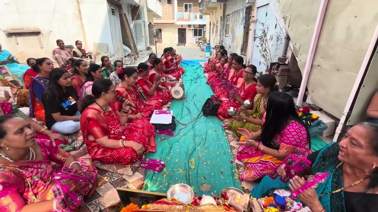 લખેલું છે 🌷નવા ભજન જોવા ની  અને ગાવા ની મજા આવશે 🌷