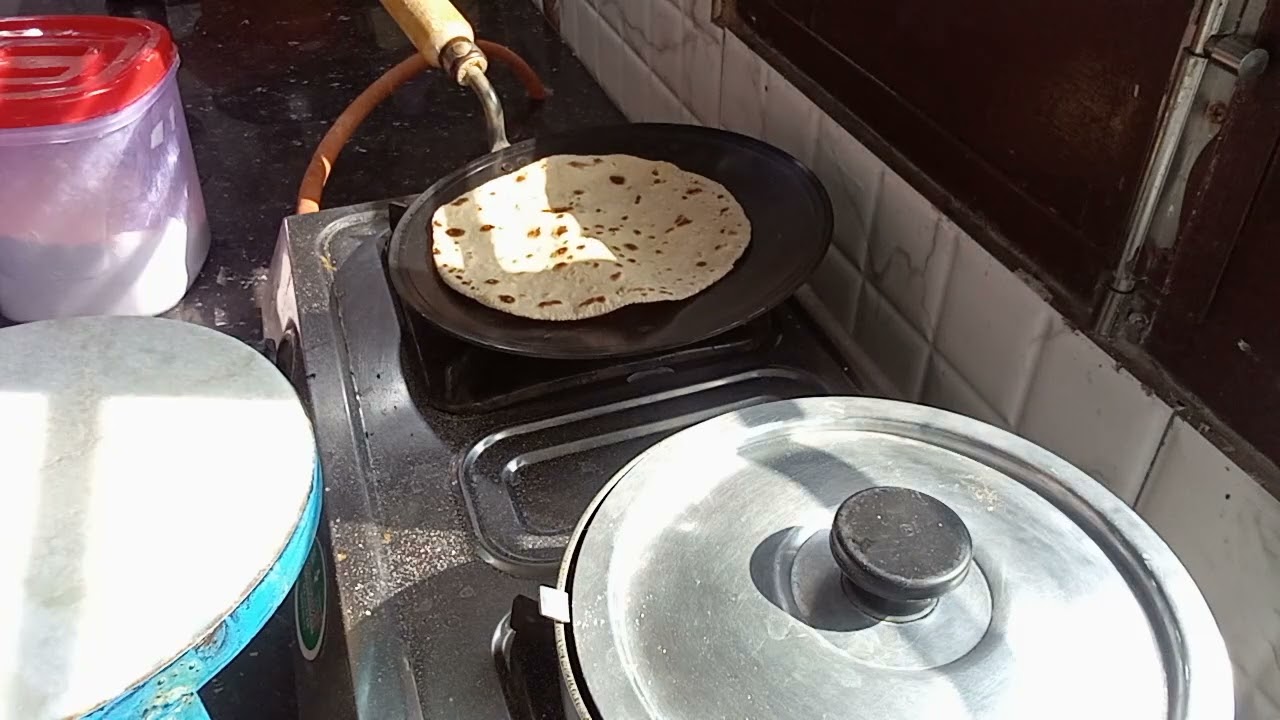 ਸਵੇਰ ਦੇ ਸਮੇਂ ਕਣਕ ਦੀਆਂ ਰੋਟੀਆਂ ਪਕਾਈਆਂ 