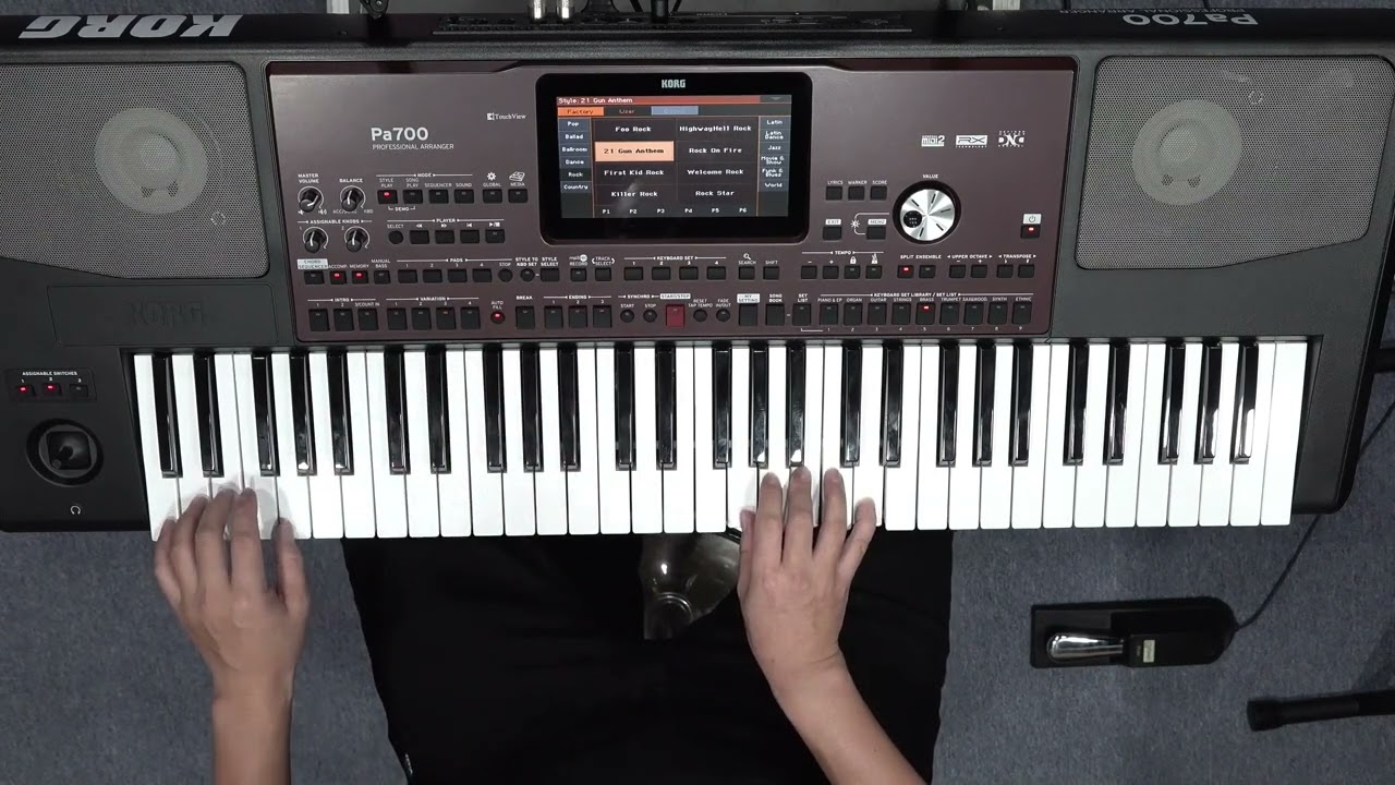 KORG PA700 VS YAMAHA PSR SX700!!