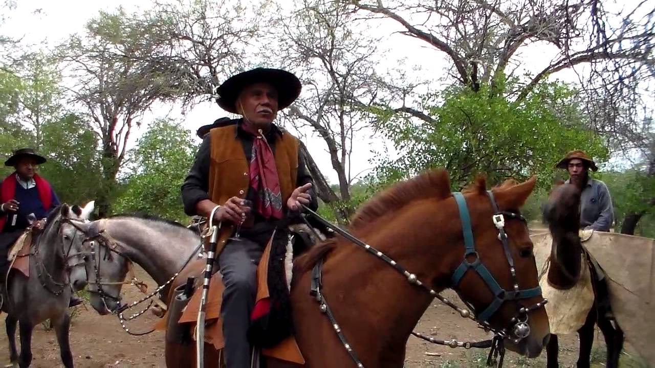 LUCIO CANTA COPLAS A CABALLO