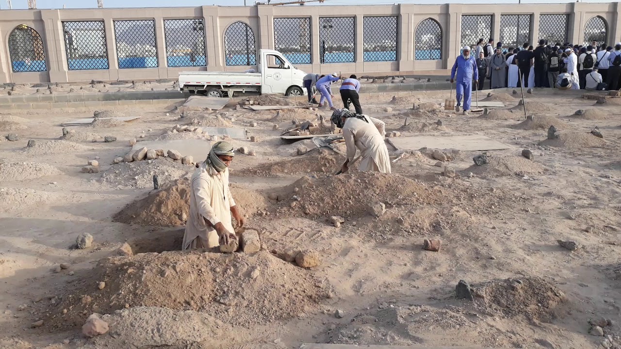 Proses penggalian makam di pemakaman Baqi' Madinah @tawaassulpekanbaru