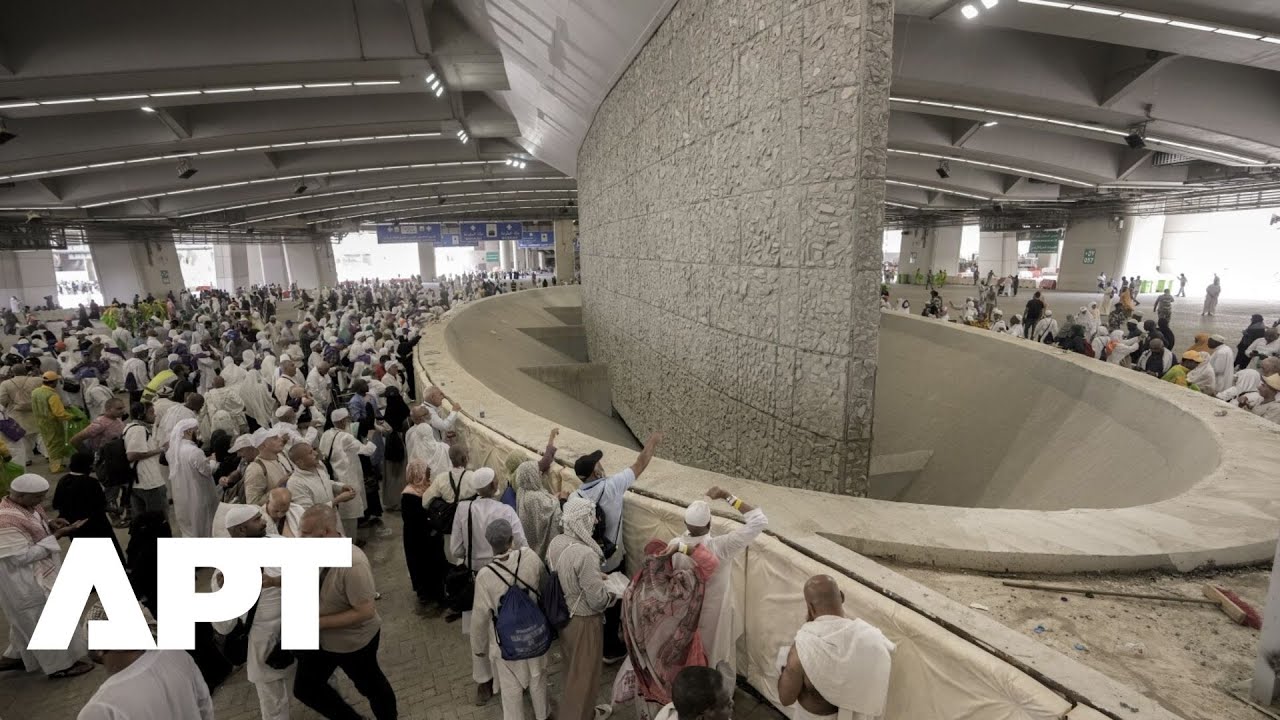 Muslim Pilgrims Perform 'Stoning of the Devil' Ritual at Hajj in Mina | APT