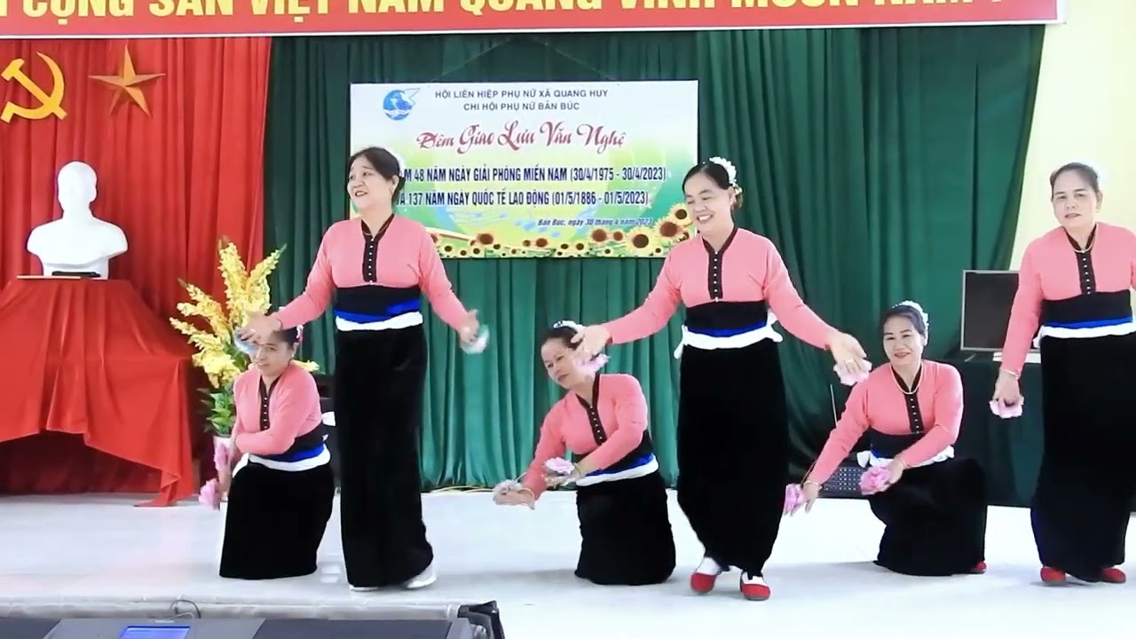 Duyên dáng Mường Tấc văn nghệ bản Búc biểu diễn