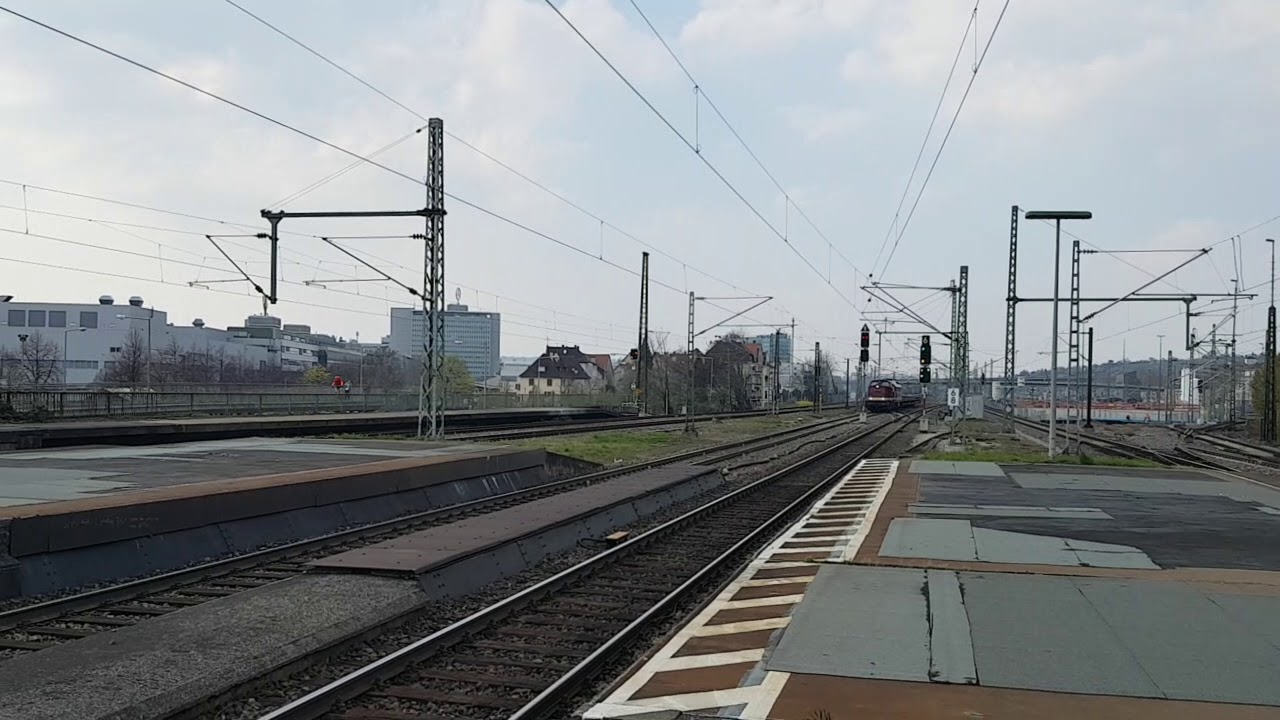 202 und Ludmilla mit langem Schwellzug in Stuttgart Untert&uuml;rkheim.