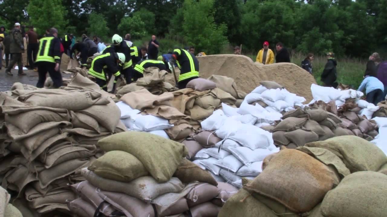 Bitterfeld - Hochwasser an der Mulde bedroht Altjeßnitz