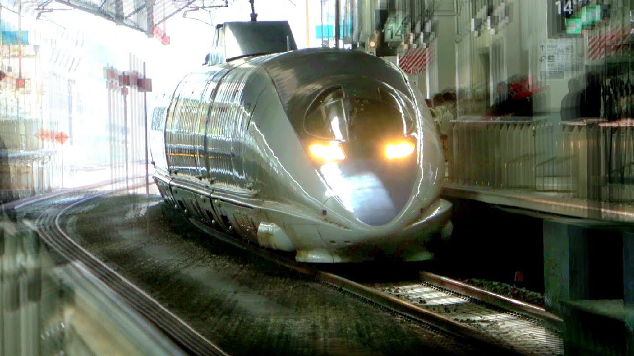 500系こだま発着シーン：発車後に窓から体を半分出して安全確認する車掌に！