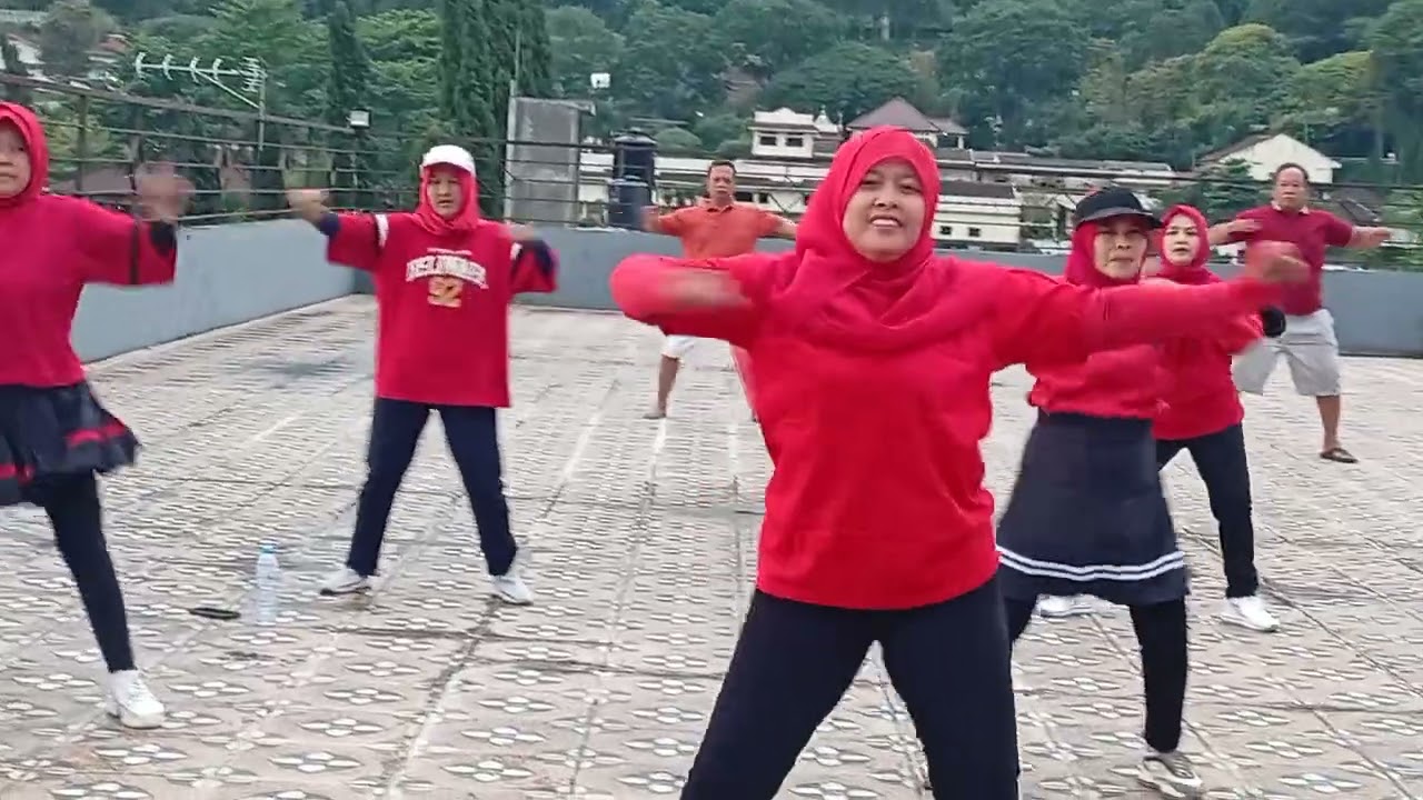 Senam kreasi di atas vila batu 
