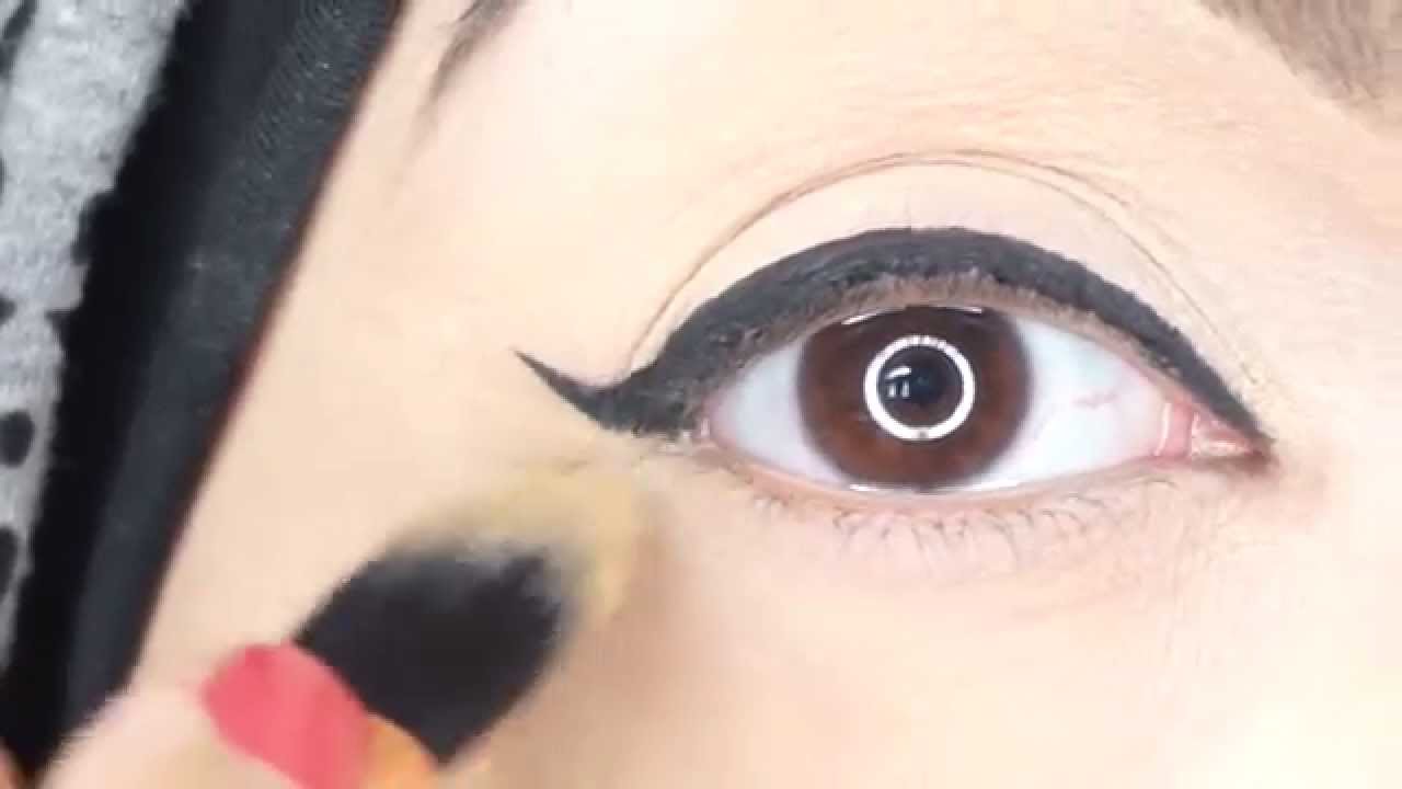 Quick Eyeliner Trick for a Perfect Wing