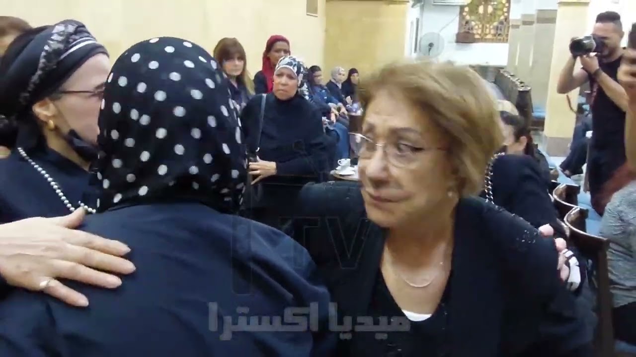 لحظة وصول عفاف شعيب عزاء رجاء حسين وأول ظهور لسميرة عبد العزيز بعد أزمتها مع محمد رمضان