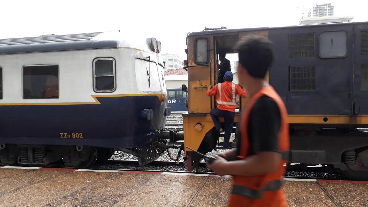 Royal Railway - Passenger train to Sihanoukville hauled by BB 1055