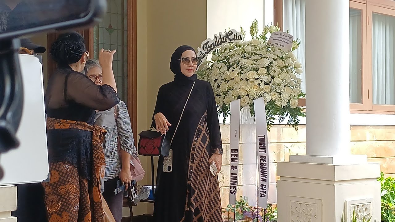 Jenazah Ayah Venna Melinda Diberangkatkan ke TPU Jeruk Purut 