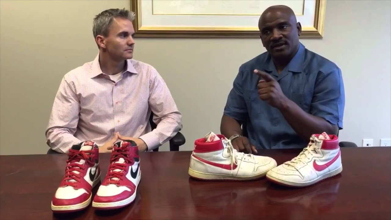 ShoeZeum знакомится с мальчиком, подающим мячи, который достал кроссовки Nike Air Ships Майкла Дж...