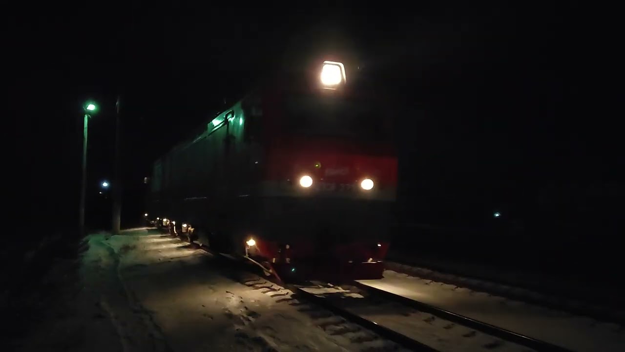 2ЭС6-494 и 2ЭС6-379 с грузовыми поездами следуют через о. п. Мало-Чаусовский переезд