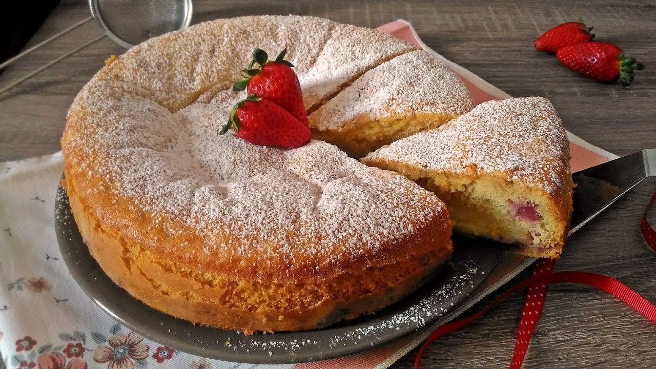 Torta nua con crema e fragole
