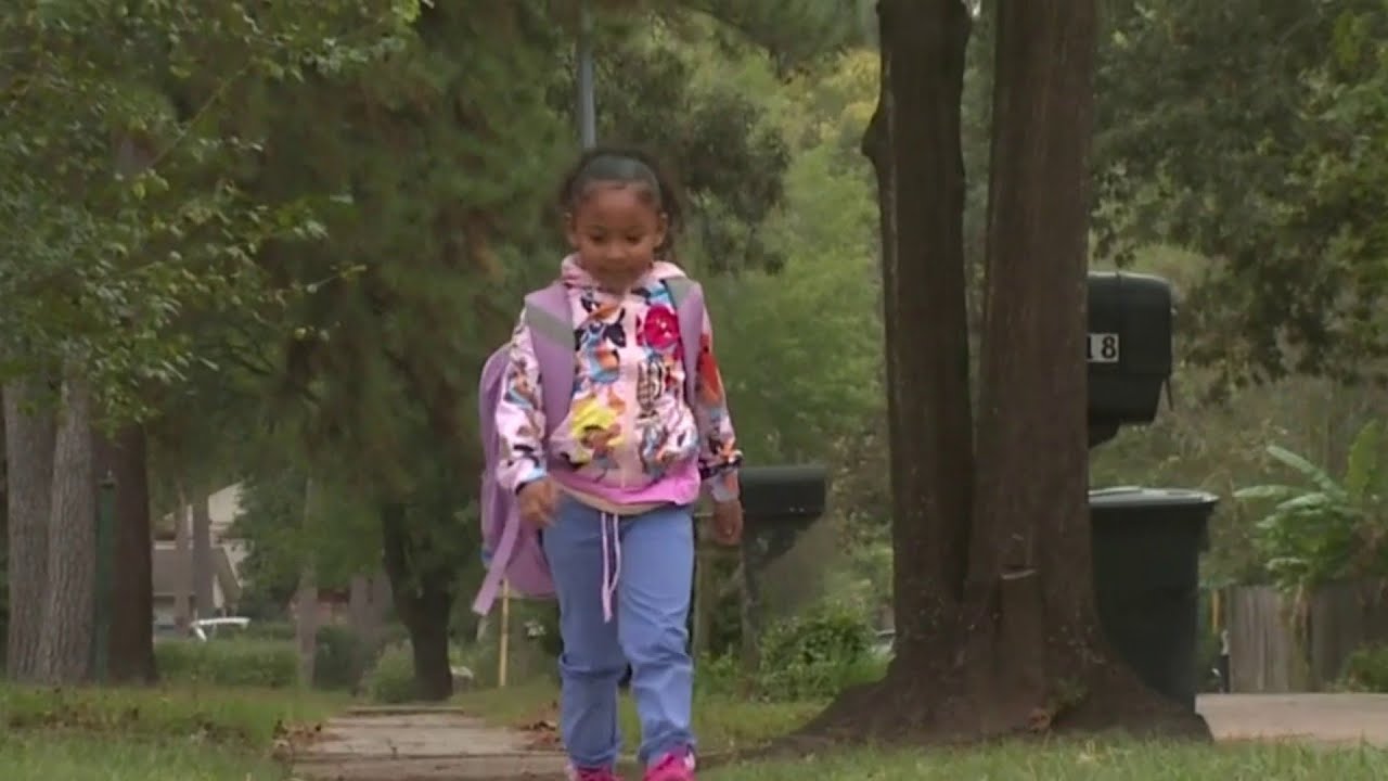 Mom: School forced daughter in kindergarten to walk home