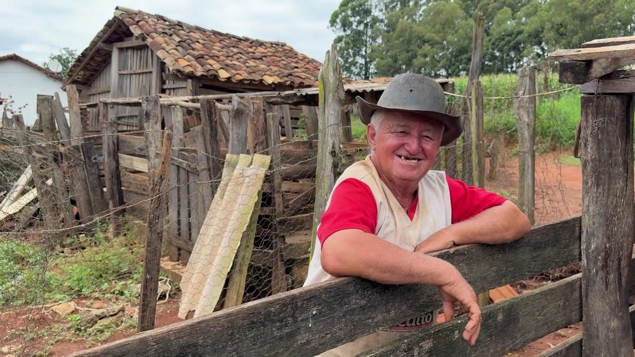 Seu Joãozinho do Marimbondo Vive Feliz Sozinho na sua casinha 