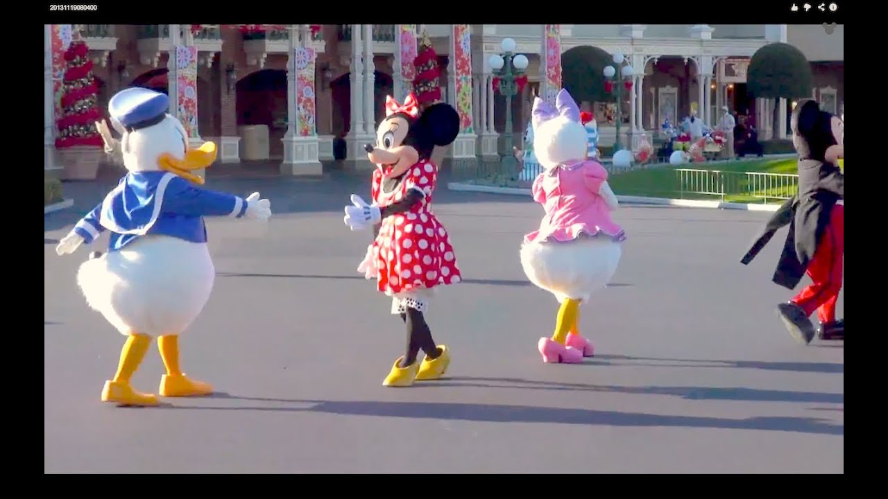 Everyone is marching and sneezing Indecently (Greeting before opening the park, Tokyo Disneyland)
