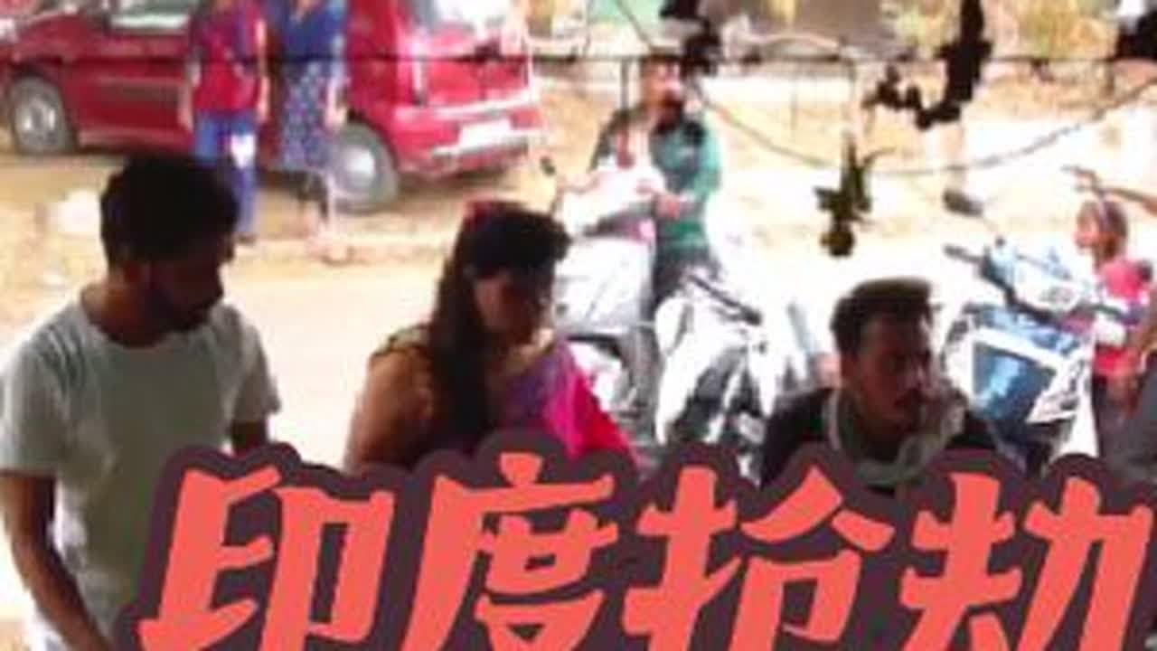 印度女子在菜摊买菜，两个小伙子大白天抢劫，没想到结果亮了#印度 #监控下的一幕