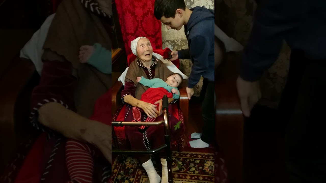 Столетняя прапрабабушка радуется Дню Победы со своими праправнуками!В Глубинке Европы! 1000 км от РФ