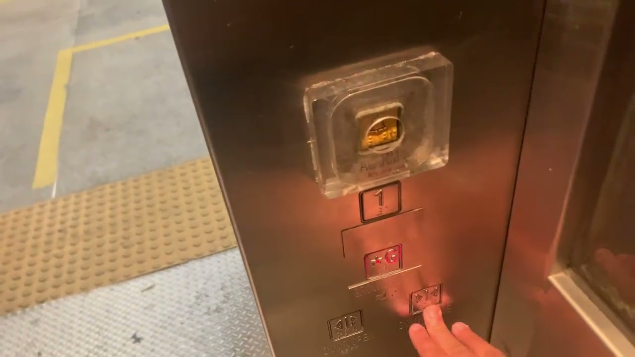 Random elevators at Sau Mau Ping