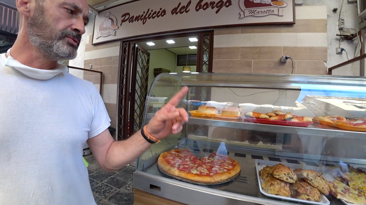 Вы бы поели на этом уличном рынке в Неаполе? 🇮🇹