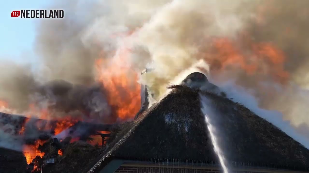 Woning met rieten dak verwoest door brand in Heerde