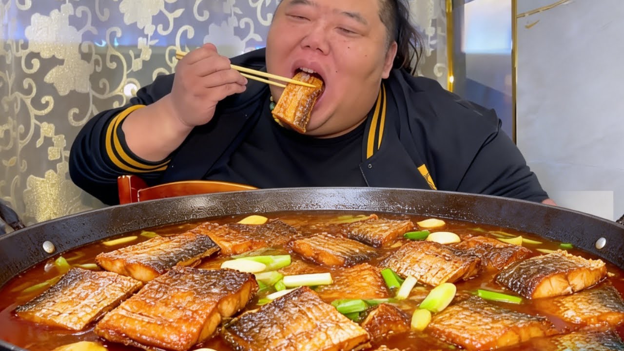 猴哥带老婆品尝红烧带鱼！肉质入口即化鲜香四溢超入味！猴哥吃得津津有味爱不释口！【胖猴仔】