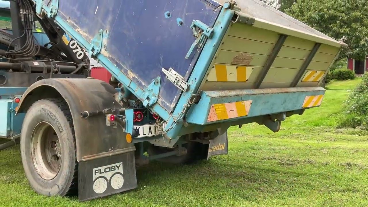 Köp Veteranlastbil Volvo N7 med tipp och kran på Klaravik