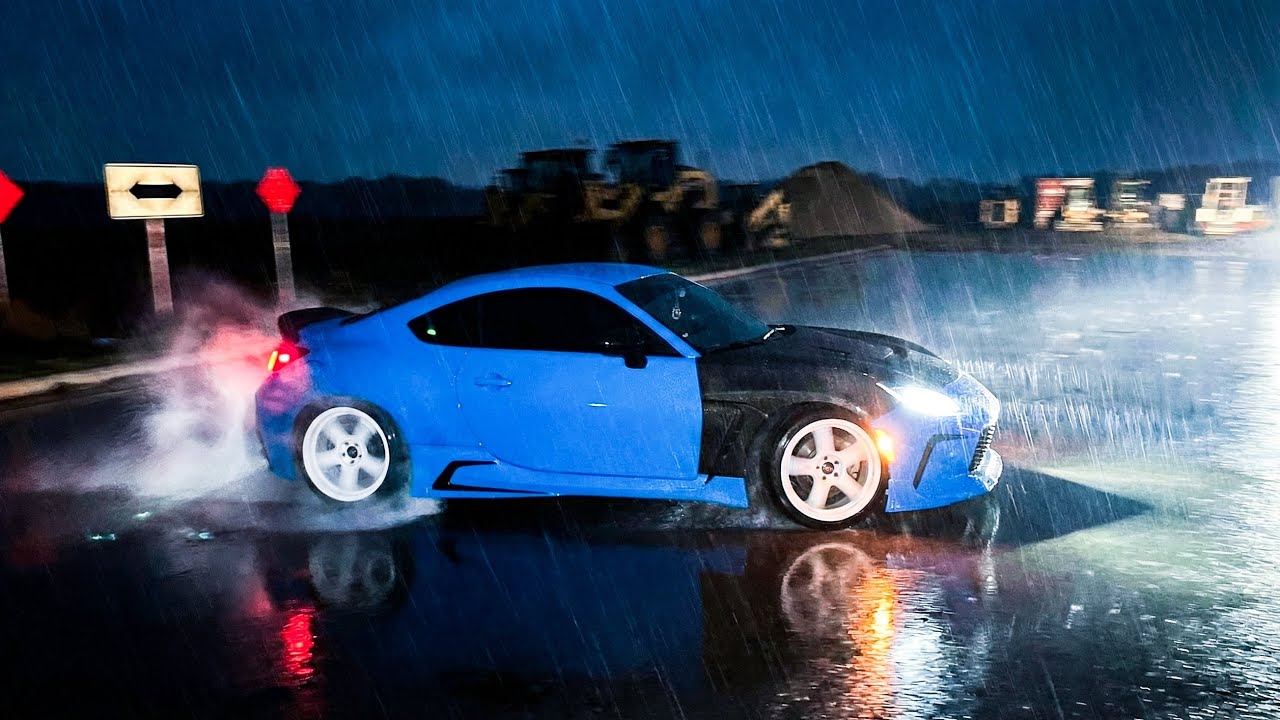 Поездка на моей Toyota GR86 в дождливую ночь (вид от первого лица).